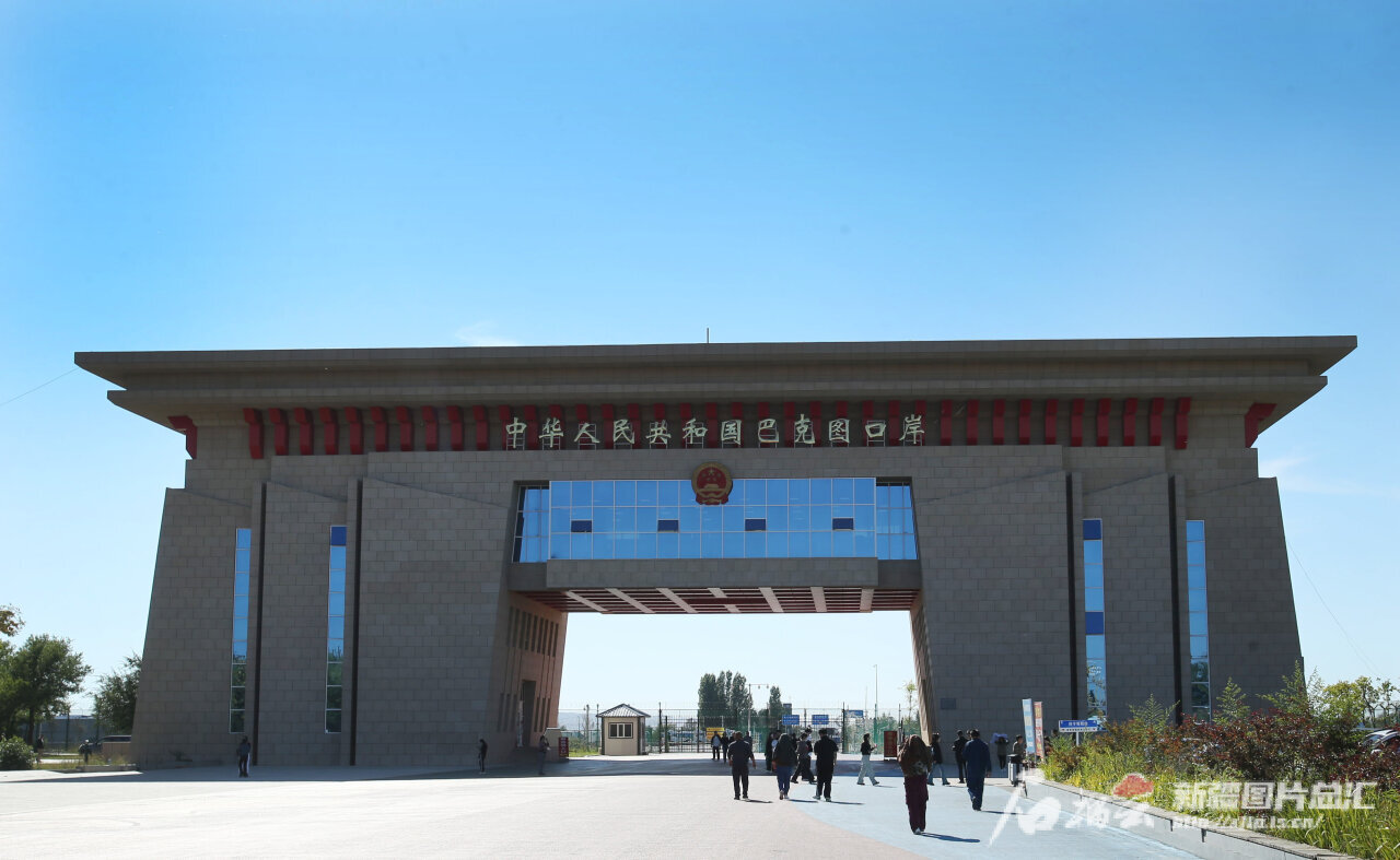 沿着边境看中国 美丽新疆展风华丨巴克图口岸进出口业务创新高 车辆设备成新增长点